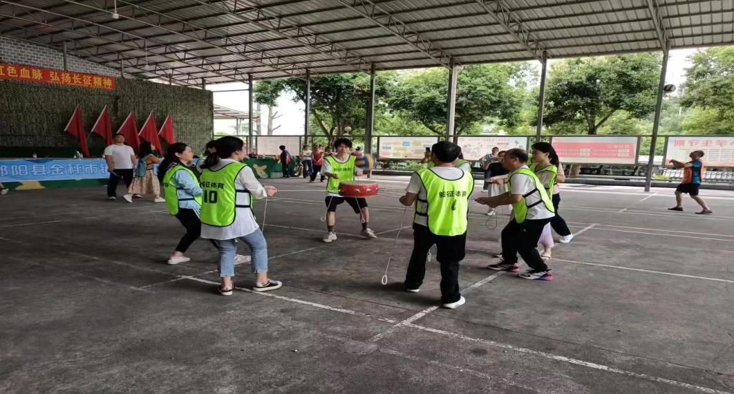 金稱市鎮(zhèn)中學(xué)開展“民族團結(jié)一家親 同心共筑中國夢”團建活動