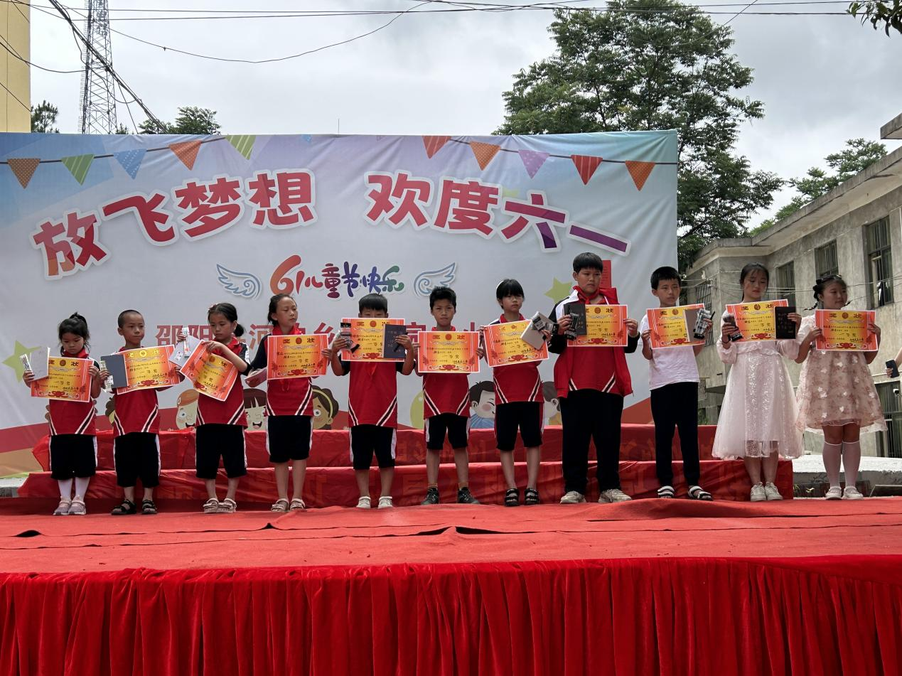 “放飛夢想 歡度六一”