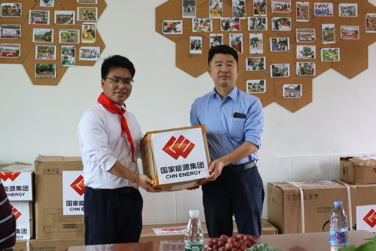 國(guó)家能源集團(tuán)寶慶發(fā)電有限公司到邵陽(yáng)縣酈家坪鎮(zhèn)姚家鋪小學(xué)開(kāi)展愛(ài)心助學(xué)活動(dòng)