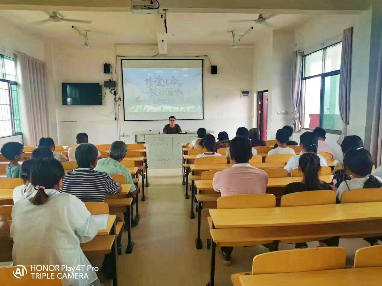 萬(wàn)塘中學(xué)召開(kāi)防溺水專(zhuān)題家長(zhǎng)會(huì)