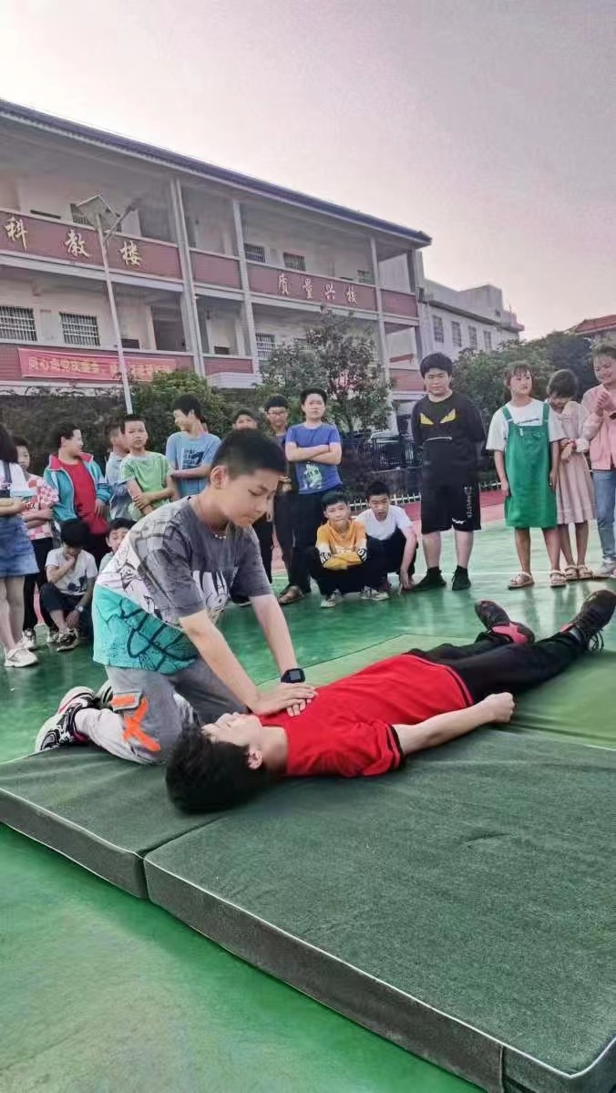 萬塘鄉(xiāng)中心小學開展防溺水安全演練