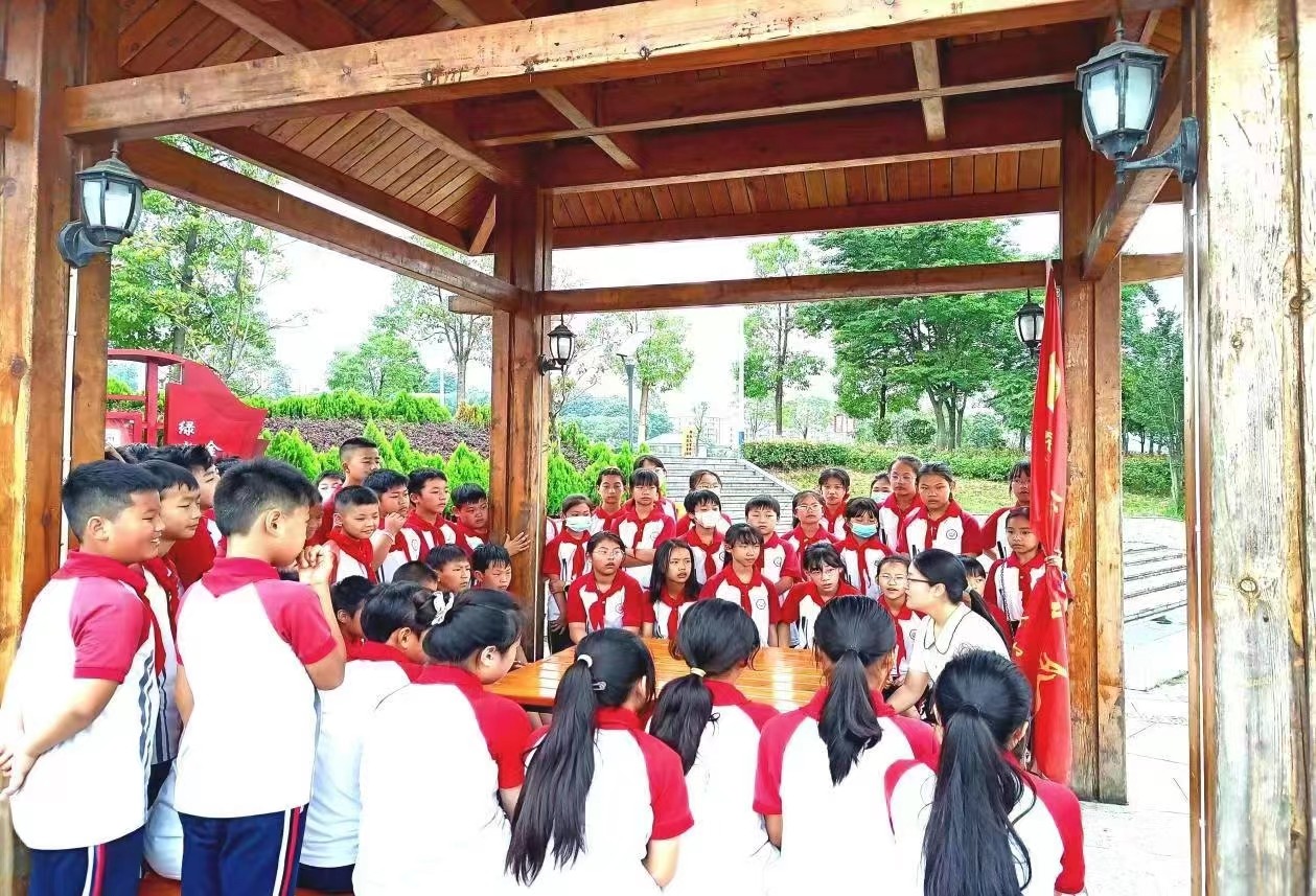 “爭當(dāng)河小青，共護(hù)母親河”