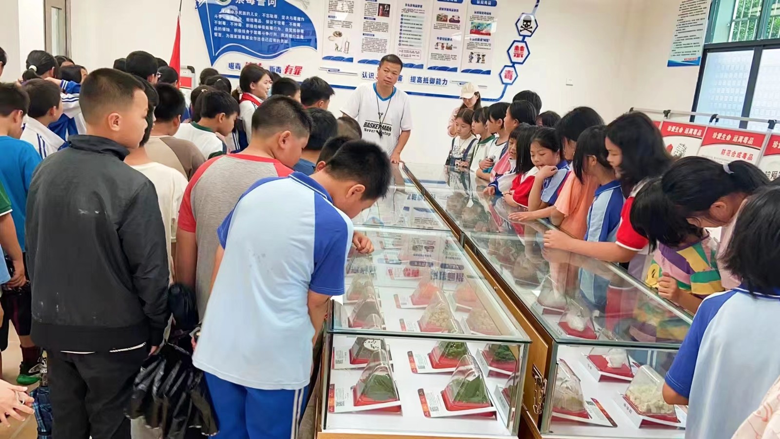 塘田市鎮(zhèn)中心完全小學(xué)參觀塘田市鎮(zhèn)中學(xué)禁毒教育基地