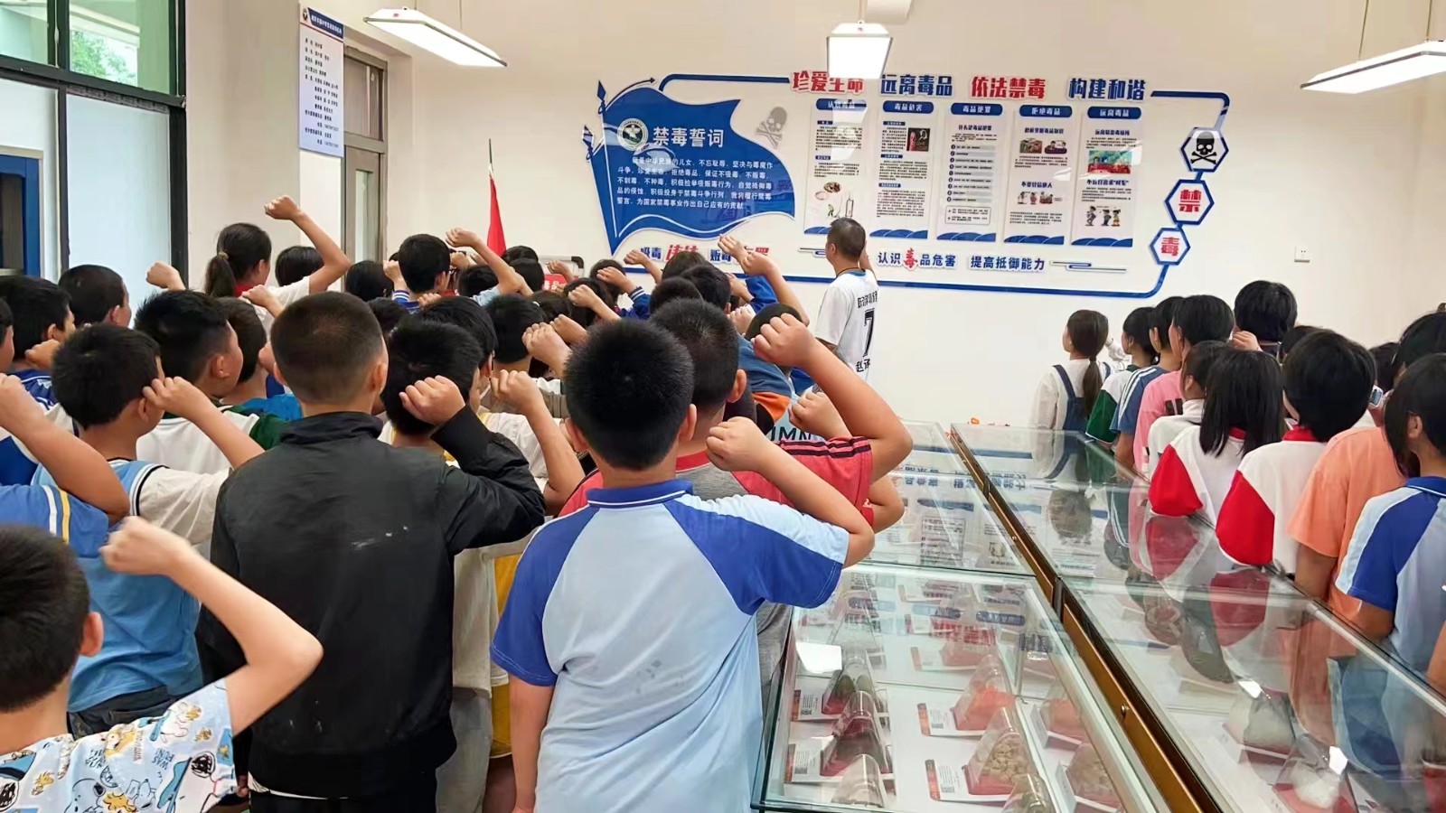 塘田市鎮(zhèn)中心完全小學(xué)參觀塘田市鎮(zhèn)中學(xué)禁毒教育基地