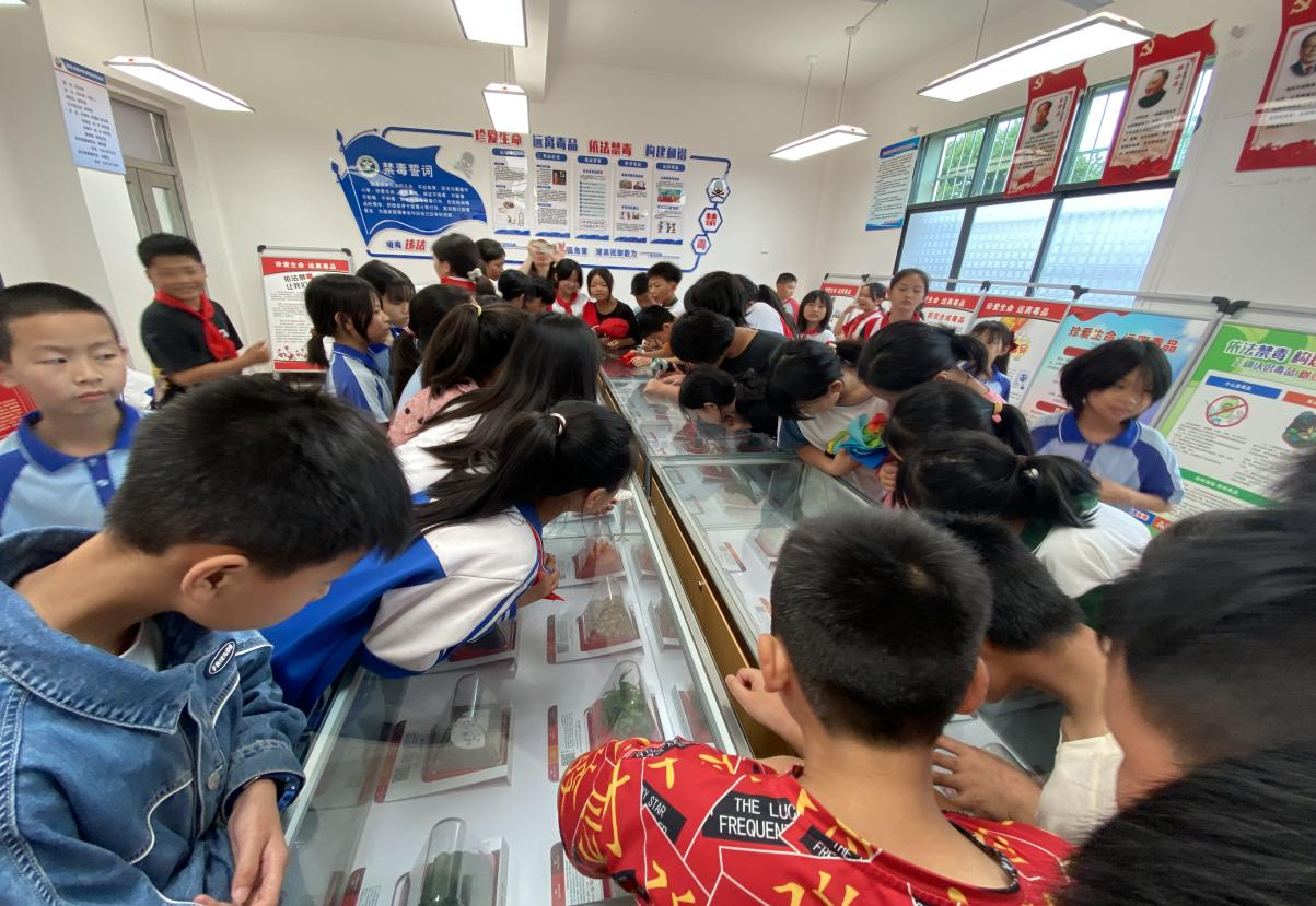 塘田市鎮(zhèn)中學(xué)聯(lián)合鎮(zhèn)完小開展6.26禁毒日活動(dòng)