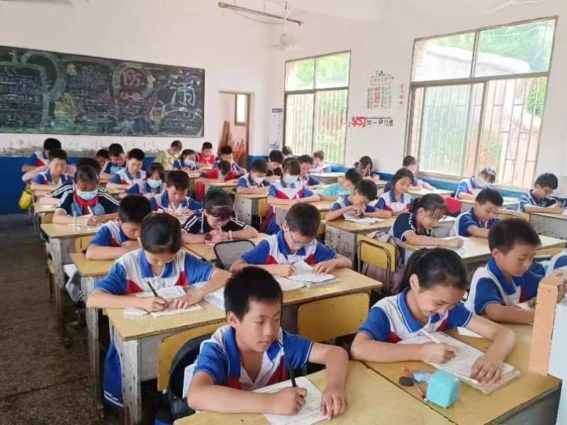 長陽鋪鎮(zhèn)中心完小開展防溺水知識競賽