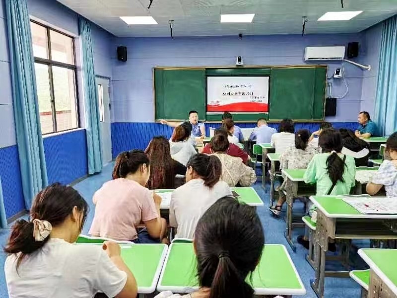 下花橋鎮(zhèn)中心完全小學開展班主任安全主題培訓