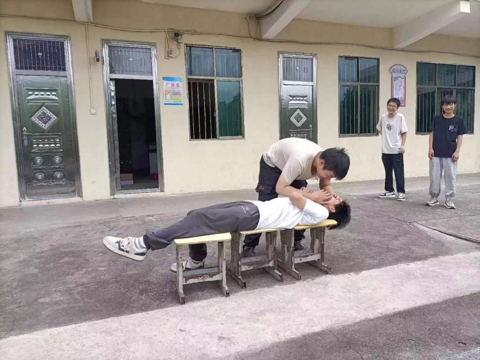 小溪市鄉(xiāng)中學開展“防溺水”應急演練活動