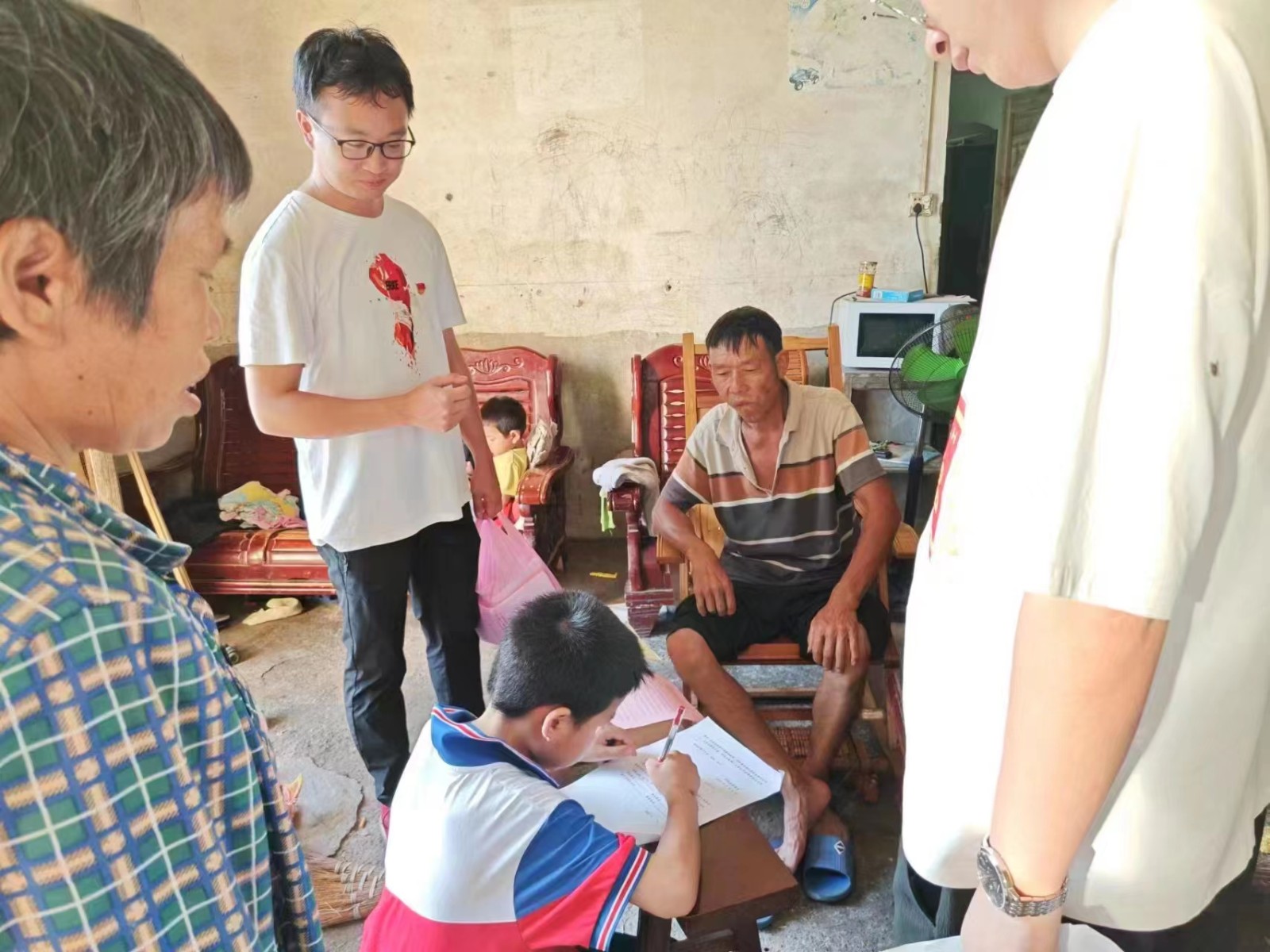 酈家坪鎮(zhèn)中心學(xué)?？傊ч_展防溺水家訪實(shí)踐