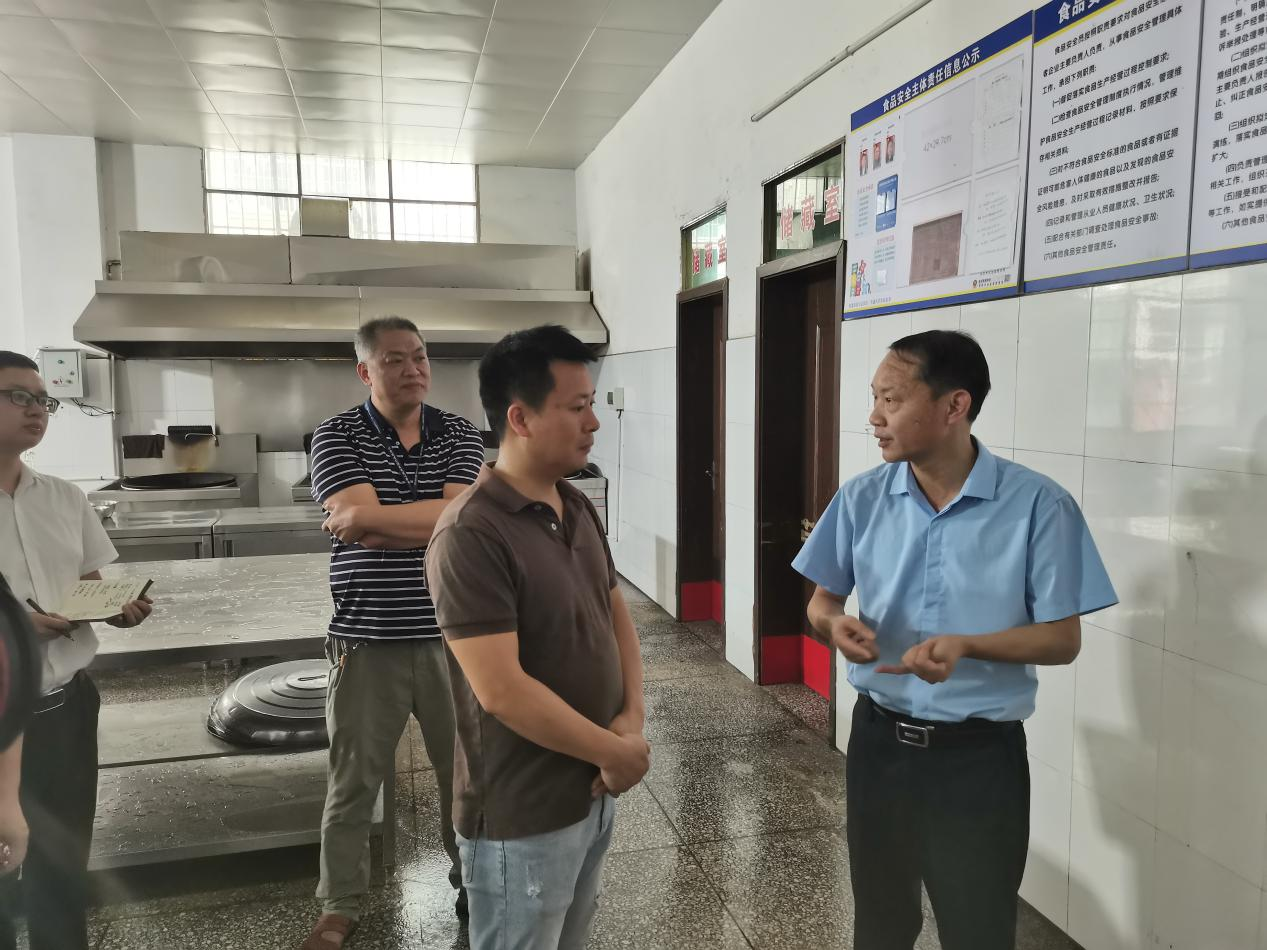 邵陽縣委副書記、縣長周玉祥帶隊督導檢查校園食品安全工作