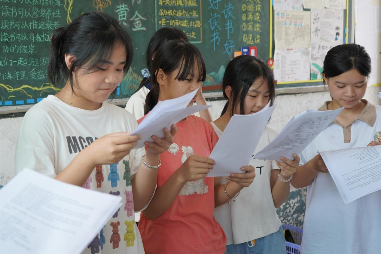 湖南師范大學(xué)新聞與傳播學(xué)院“乘夢(mèng)以航”赴邵陽(yáng)下花橋鎮(zhèn)暑期社會(huì)實(shí)踐團(tuán)開(kāi)展“英文話劇進(jìn)課堂”課程