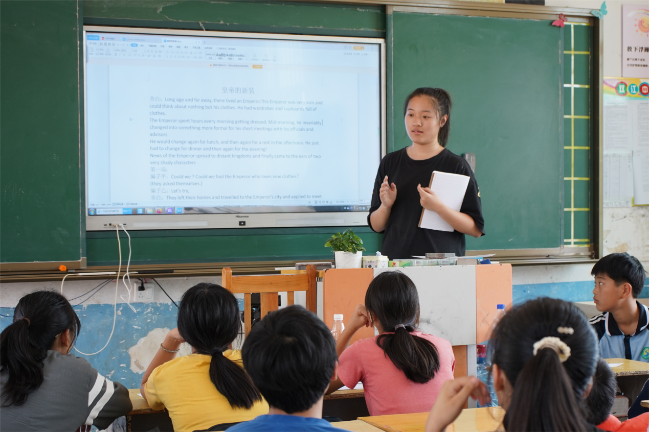 湖南師范大學(xué)新聞與傳播學(xué)院“乘夢(mèng)以航”赴邵陽(yáng)下花橋鎮(zhèn)暑期社會(huì)實(shí)踐團(tuán)開(kāi)展“英文話劇進(jìn)課堂”課程