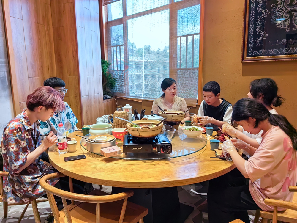 夢之航委員工作室協(xié)同泉州由趣品牌方代表開展幫扶助學活動