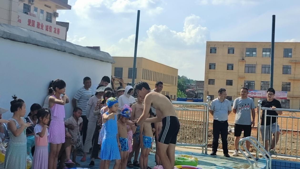 暑假游泳進校園，護航學生安全不放假