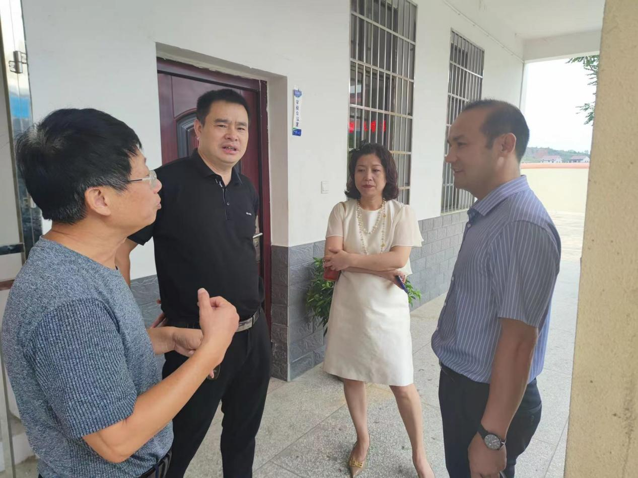 縣教育局領(lǐng)導(dǎo)蒞臨谷洲鎮(zhèn)檢查教師 暑期培訓(xùn)工作