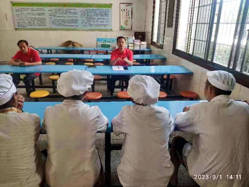 秋季學(xué)期武岡市紅星小學(xué)召開(kāi)食堂管理工作暨食品安全培訓(xùn)會(huì)