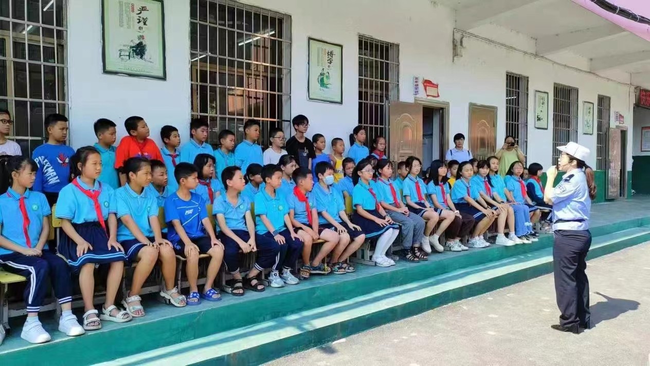 塘渡口鎮(zhèn)第二完全小學(xué)開展開學(xué)安全第一課