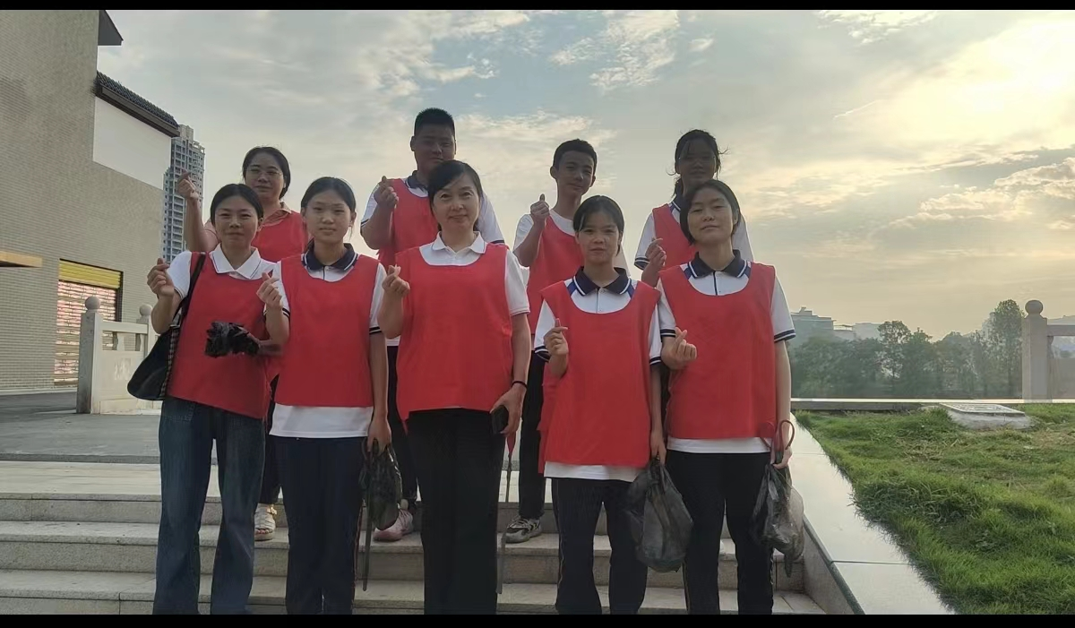 清理白色垃圾，保護(hù)母親河