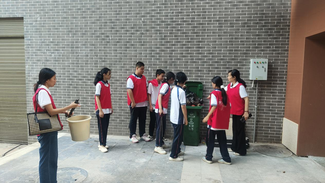 清理白色垃圾，保護(hù)母親河