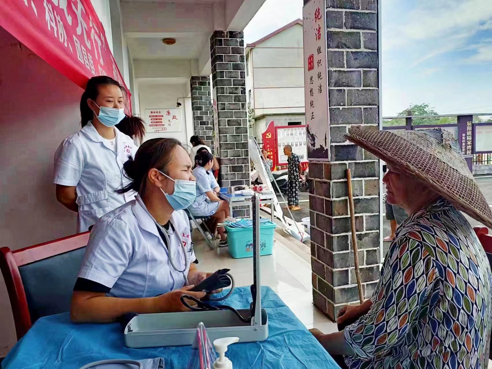 辰溪志愿服務進鄉(xiāng)村，貼心服務暖人心