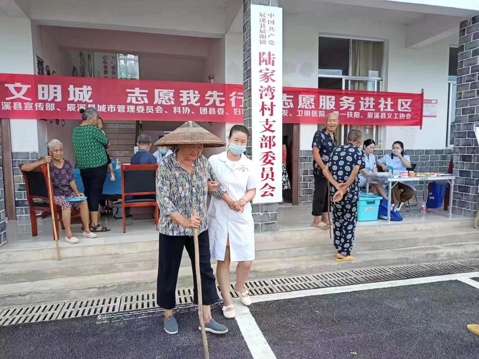 辰溪志愿服務進鄉(xiāng)村，貼心服務暖人心