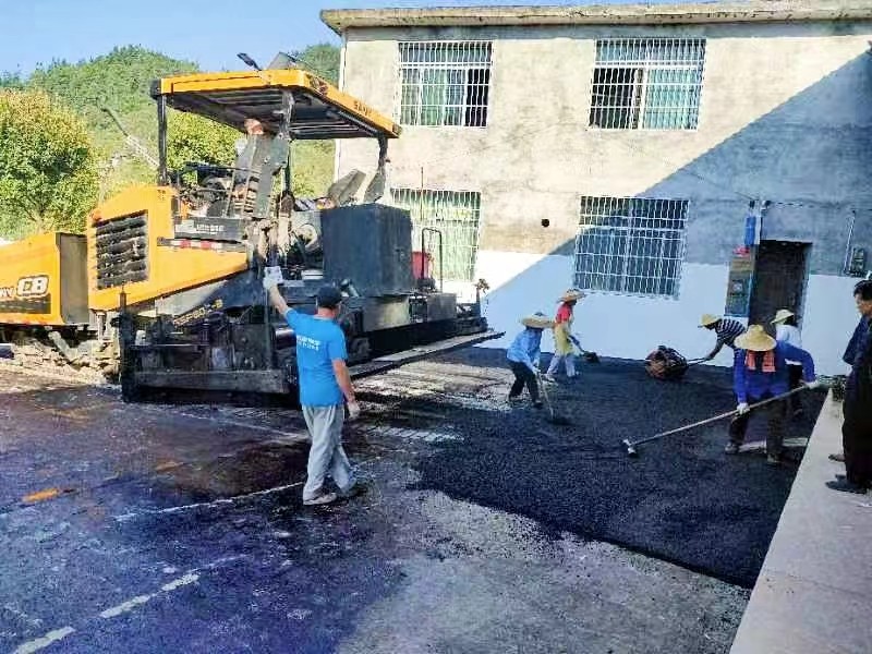 會(huì)同：黃泥村鋪了油砂路提質(zhì)人居環(huán)境