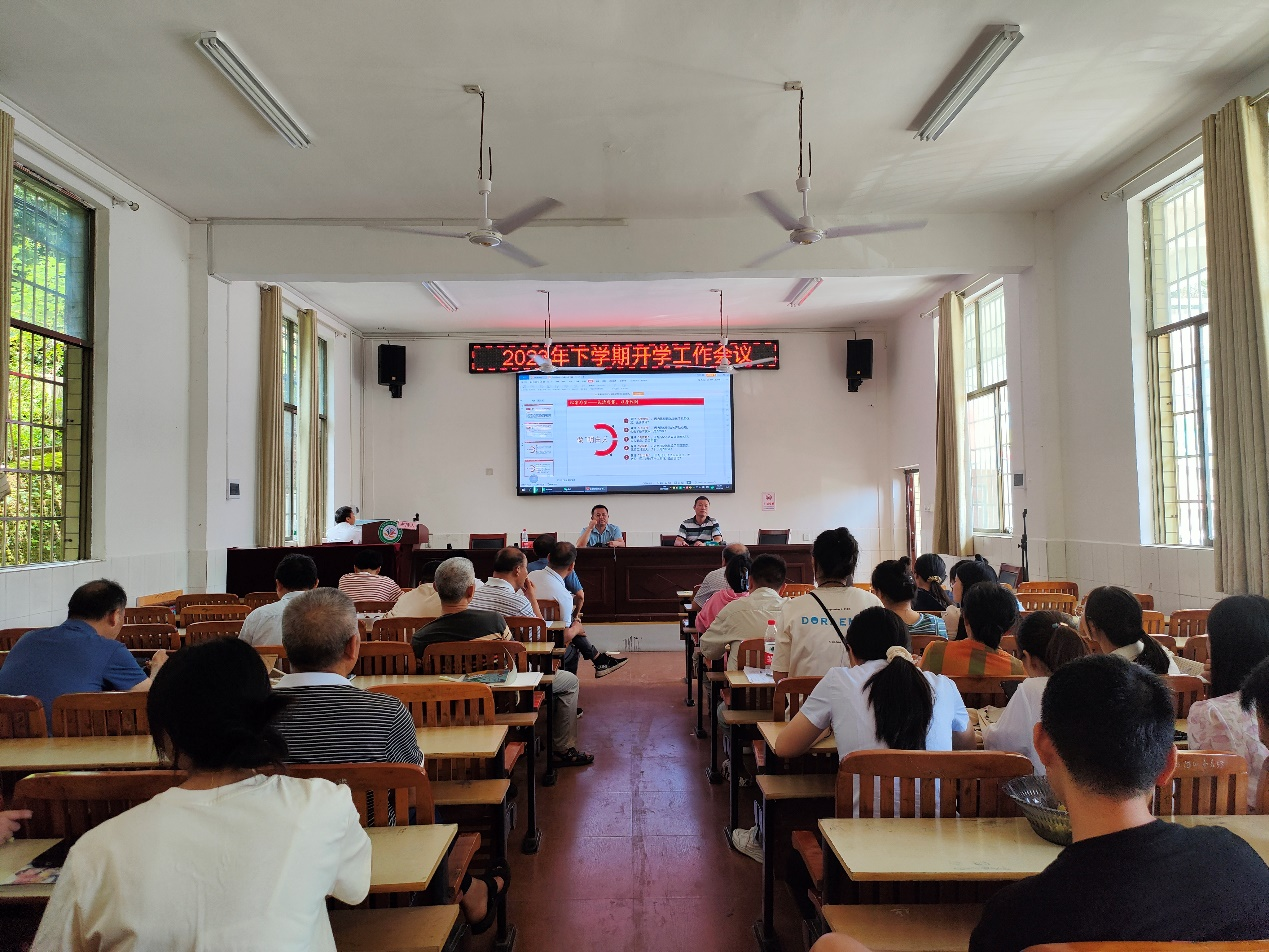 小溪市鄉(xiāng)中學開展“以案為鑒知敬畏，同心共育護成長”宣講