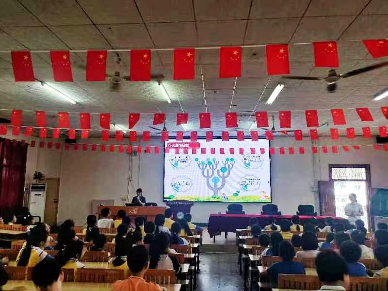 塘渡口鎮(zhèn)第一完全小學(xué)開展＂同心護(hù)蕾，護(hù)航成長＂法治宣講大課堂