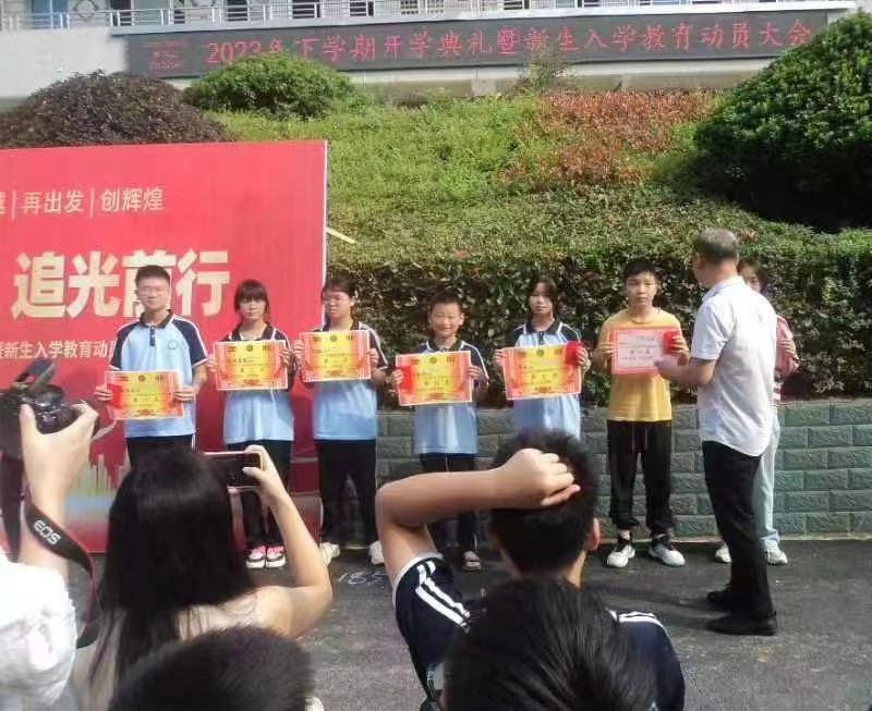 下花橋鎮(zhèn)中學開學典禮同頻共振護學子