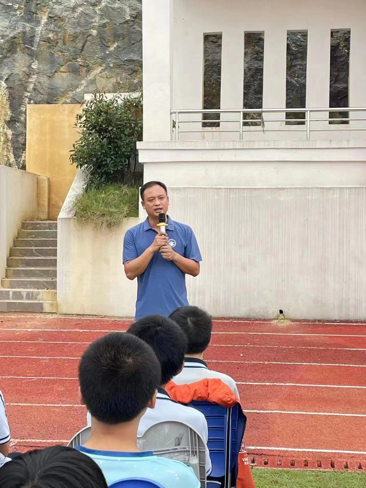 青春正當(dāng)時 策馬向未來