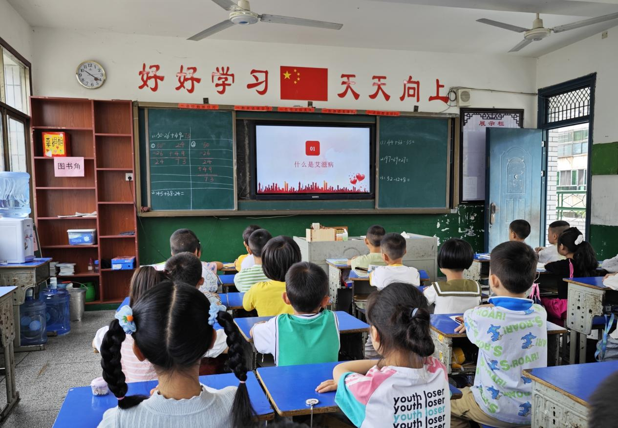 武岡市紅星小學開展“預防艾滋病、結核病”宣傳