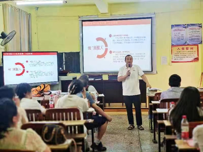 塘田市鎮(zhèn)中心完全小學(xué)召開“護(hù)蕾行動”法制專題會議