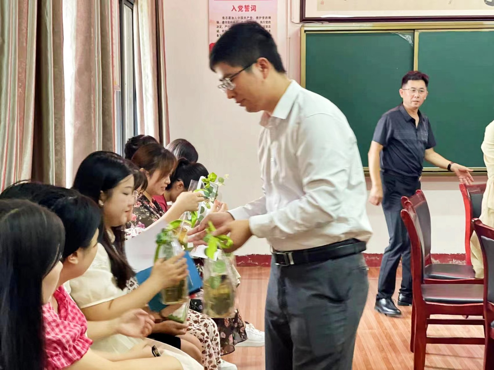 北塔小學(xué)召開慶祝第39個(gè)教師節(jié)教師座談會