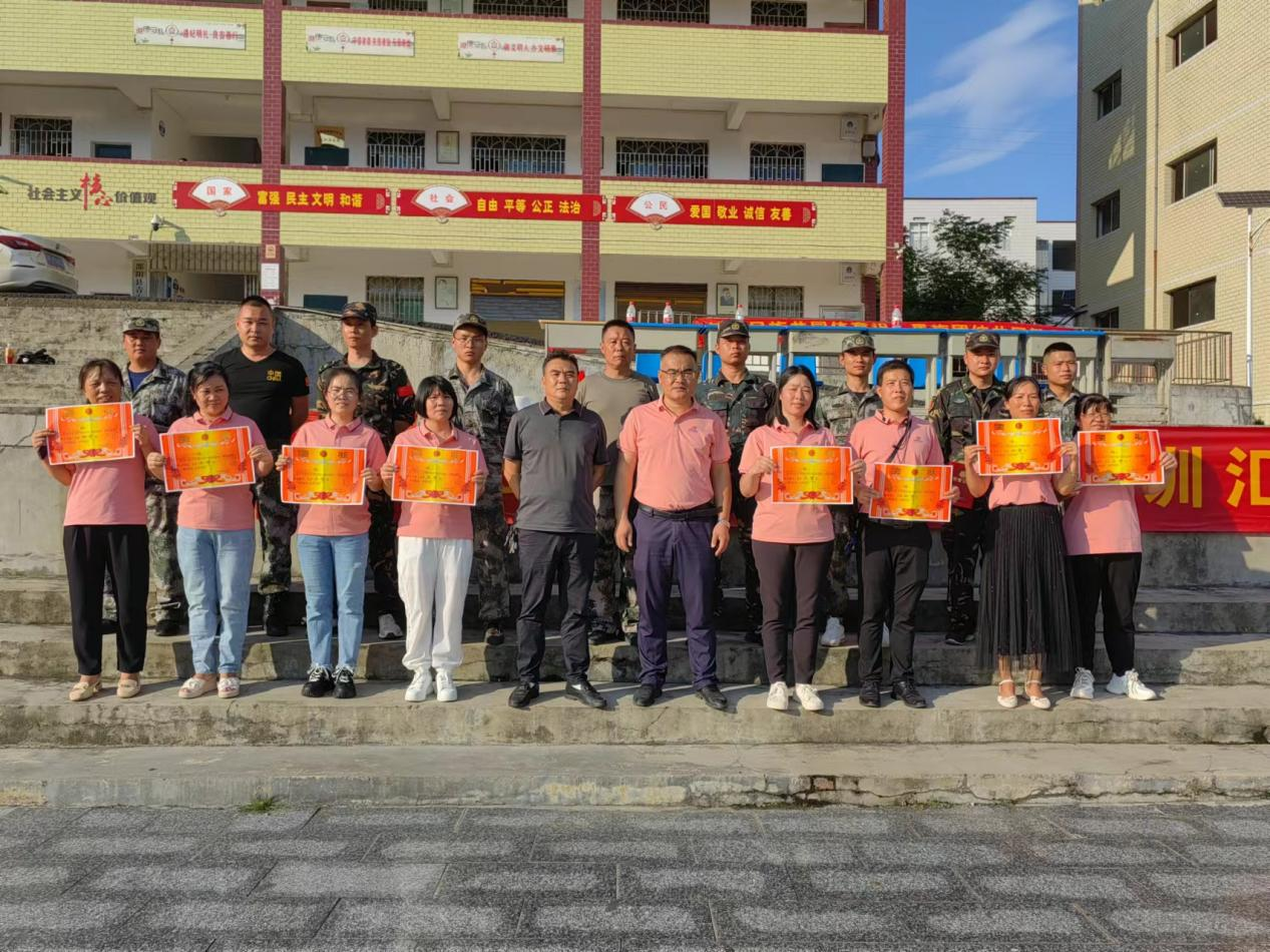 塘渡口中學(xué)舉行學(xué)生軍訓(xùn)匯報表演暨總結(jié) 表彰會