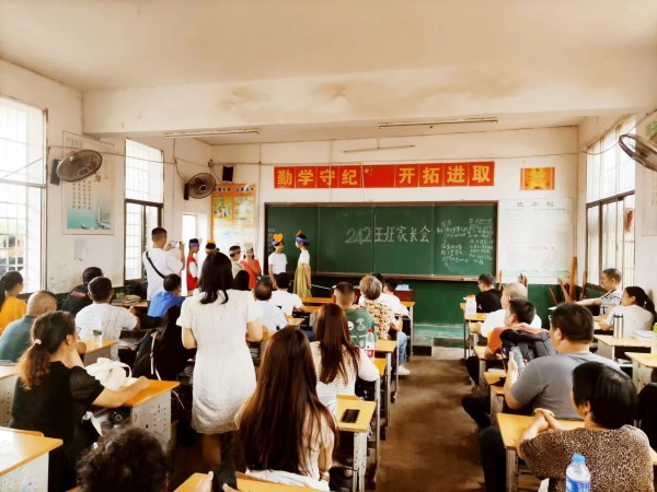 塘渡口鎮(zhèn)玉田初級中學(xué)舉行七年級家長開放日活動