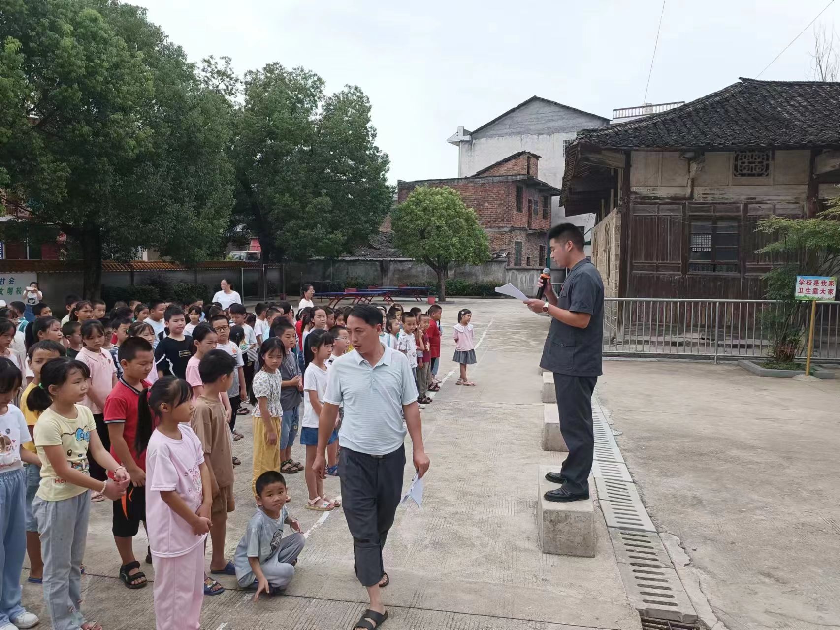 洞口縣高沙鎮(zhèn)青云完小:法制教育進課堂，法制觀念入人心