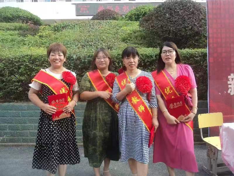 下花橋鎮(zhèn)中學(xué)教師節(jié)重獎(jiǎng)教師團(tuán)隊(duì)