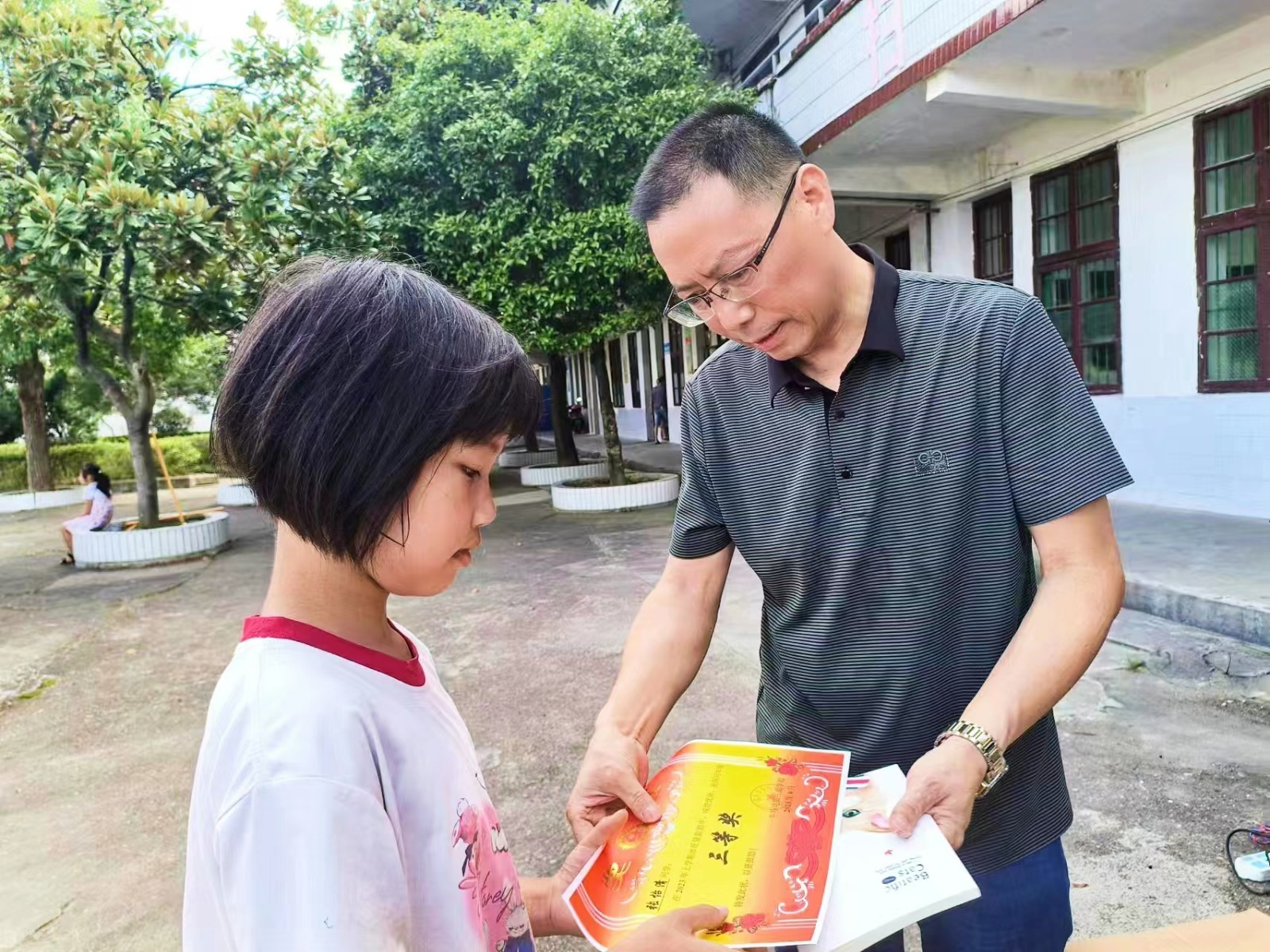 法制護(hù)航，書寫新篇章