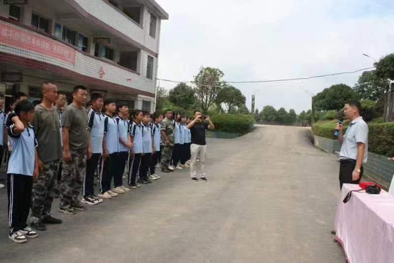 下花橋鎮(zhèn)中學(xué)：陽光軍訓(xùn) 護航開學(xué)