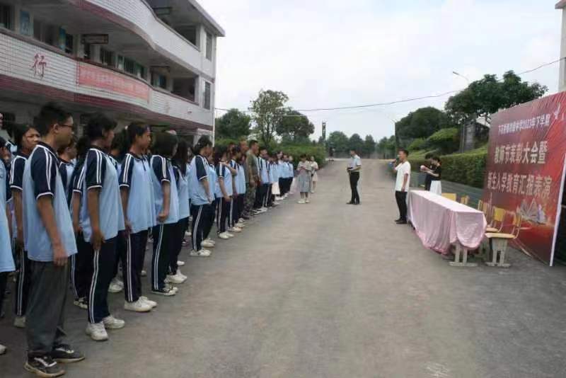 下花橋鎮(zhèn)中學(xué)：陽光軍訓(xùn) 護航開學(xué)