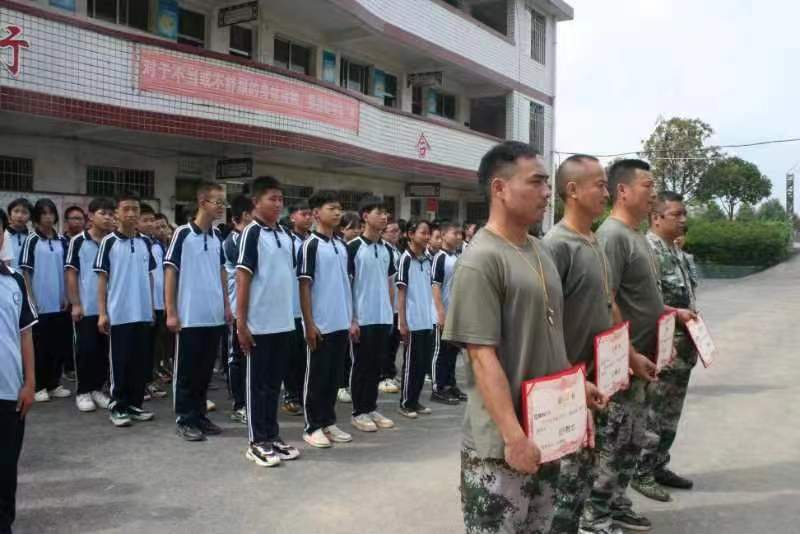 下花橋鎮(zhèn)中學(xué)：陽光軍訓(xùn) 護航開學(xué)