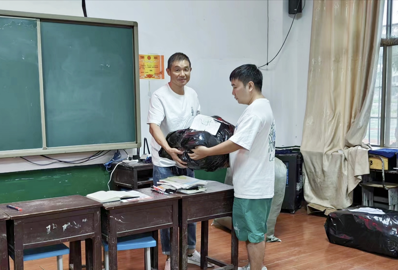 校服捐贈暖人心，愛心善舉顯真情