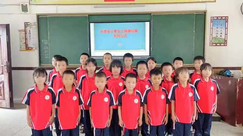 校服捐贈暖人心，愛心善舉顯真情