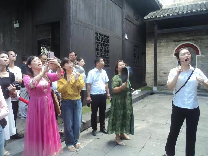 下花橋鎮(zhèn)中學(xué)開(kāi)展“不忘初心.牢記使命”主題黨日活動(dòng)