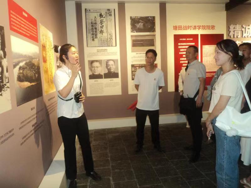 下花橋鎮(zhèn)中學(xué)開(kāi)展“不忘初心.牢記使命”主題黨日活動(dòng)