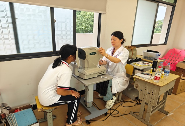 中國(guó)東方在塘田市鎮(zhèn)中學(xué)展“校園瞳愛(ài)行動(dòng)”