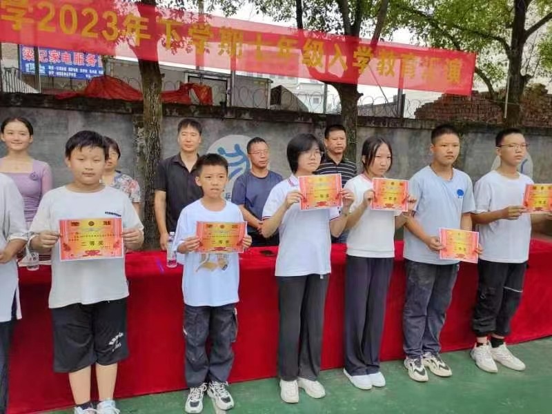 雛鷹展翅迎風(fēng)而上