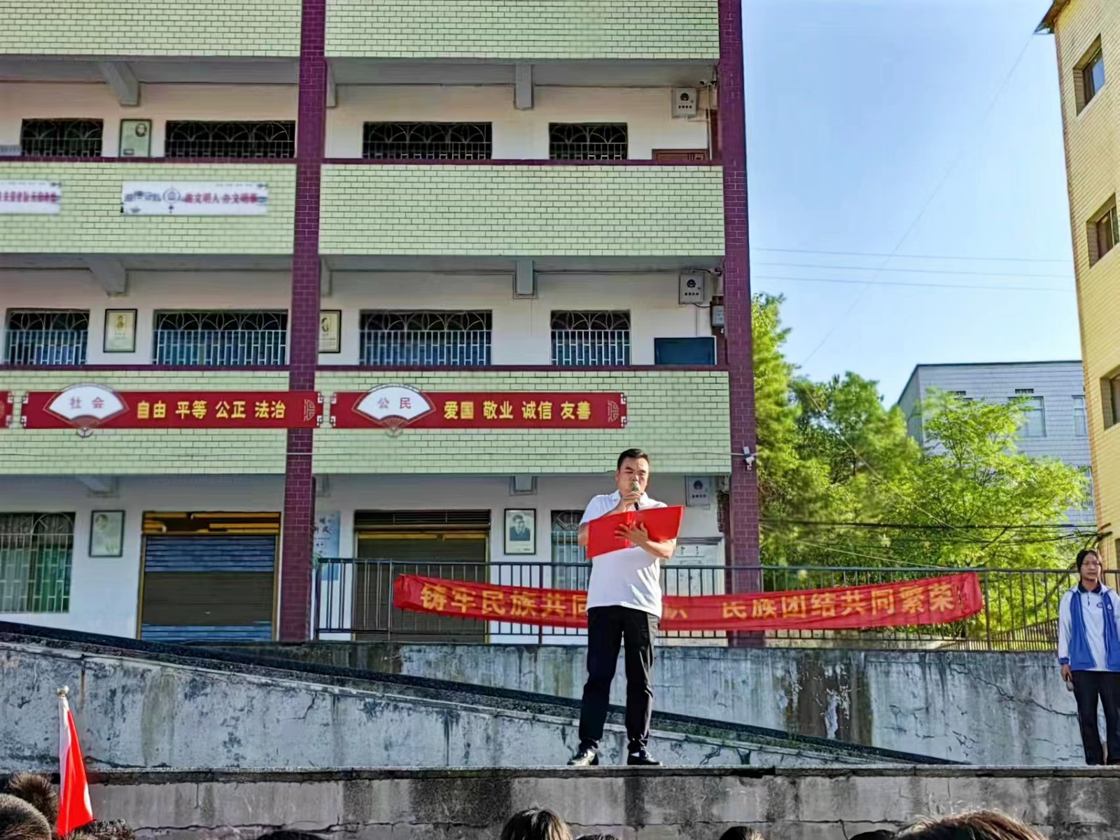 點亮精神之光，做自己的榜樣