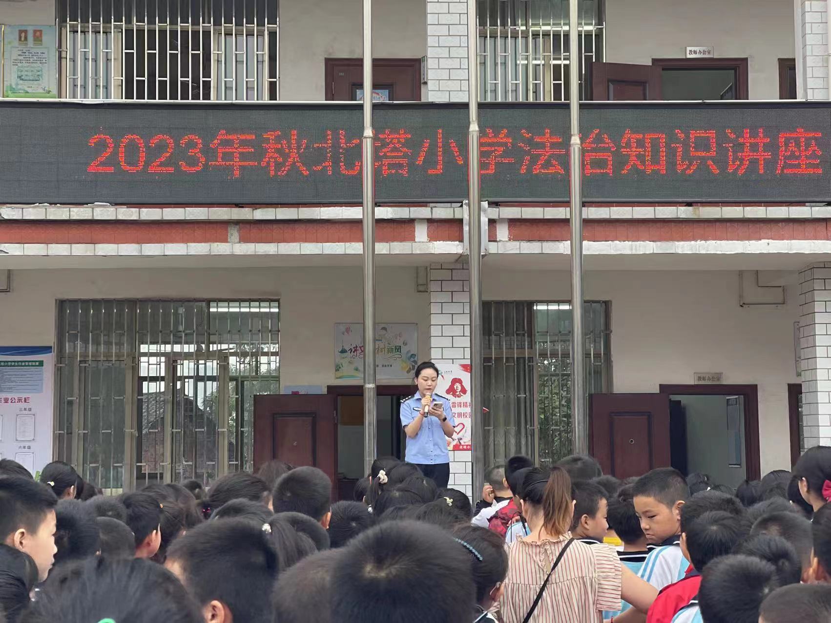 法治宣傳進(jìn)校園，普法教育促成長