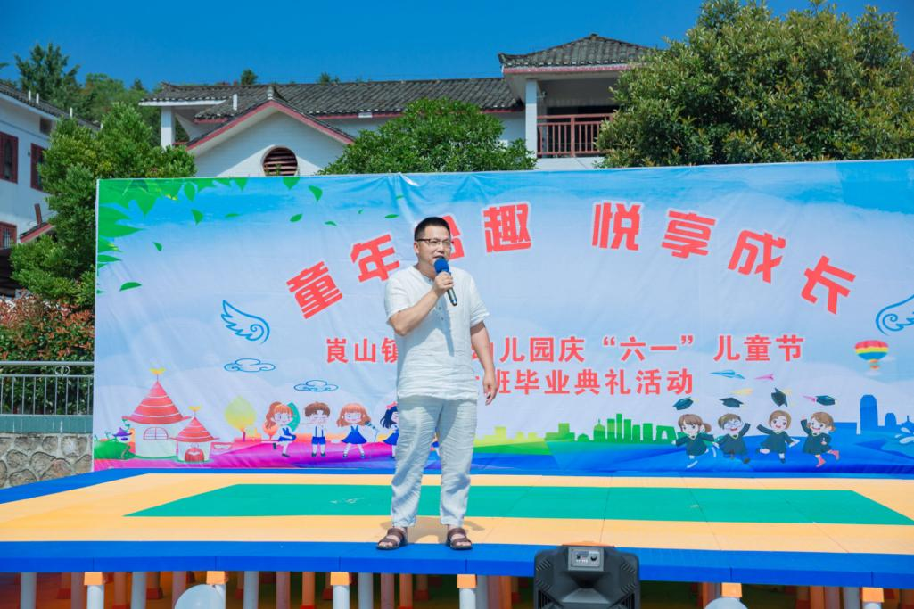 扎根農(nóng)村三十載，只為桃李競(jìng)相開